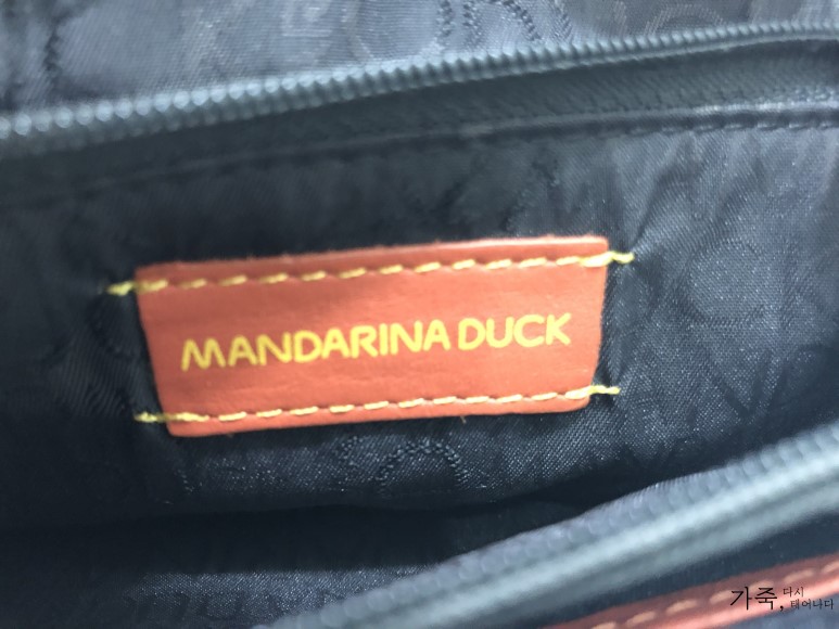 중고명품판매-Mandarina Duck 만다리나 덕 크로스백 피아노백