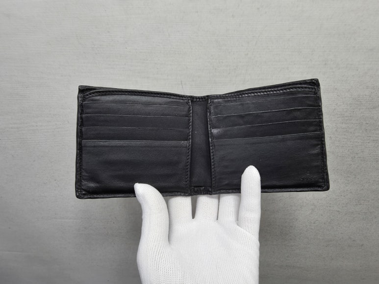 가죽이 딱딱하게 굳었어요, 다시 부드럽게 만들 수 있을까요? 원인부터 가죽 관리법까지